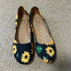 These are beautiful sunflower ballet flats.